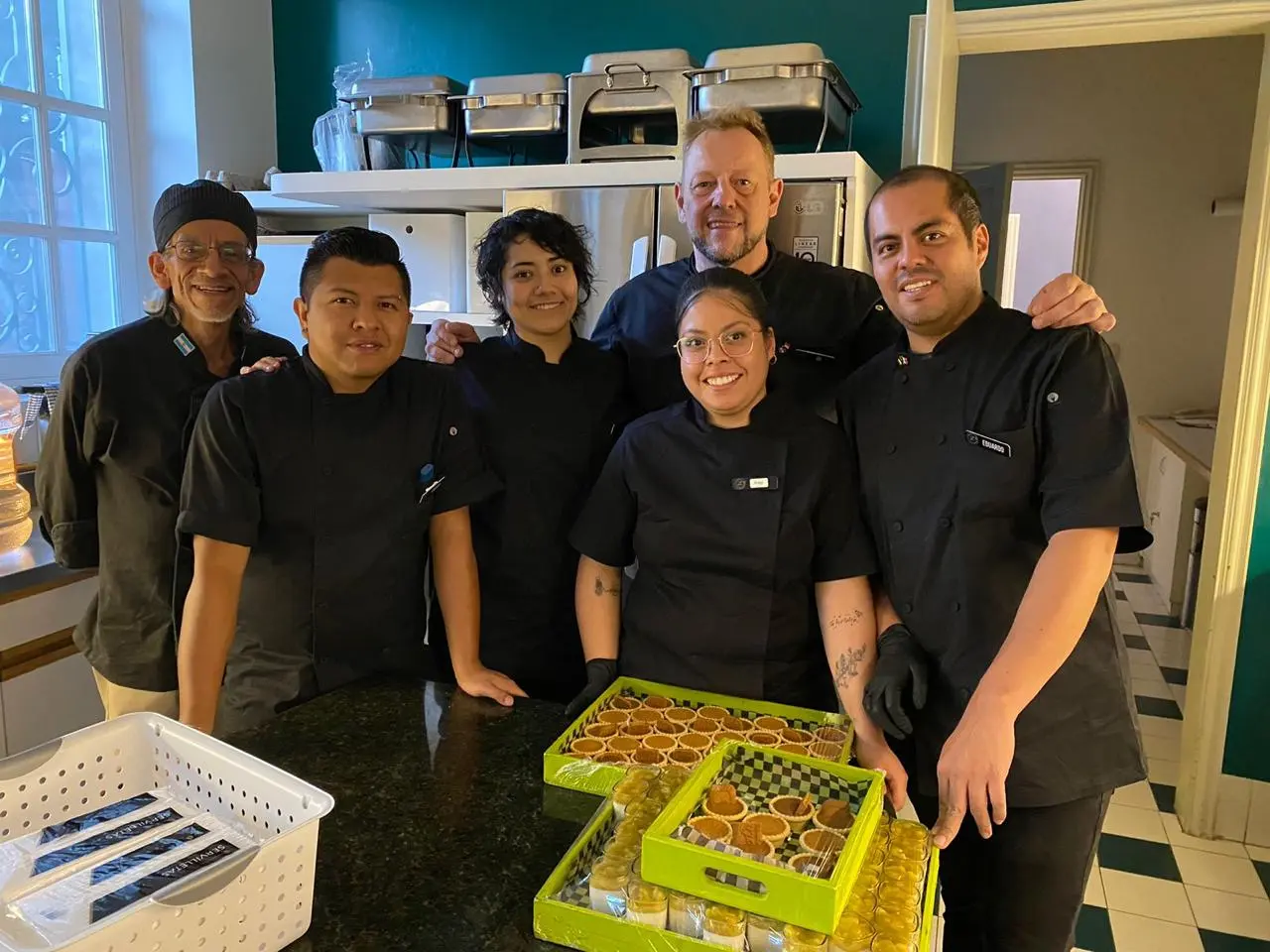 Equipo de L’Atelier de Cuisine dedicado a la preparación de catering gourmet en CDMX.