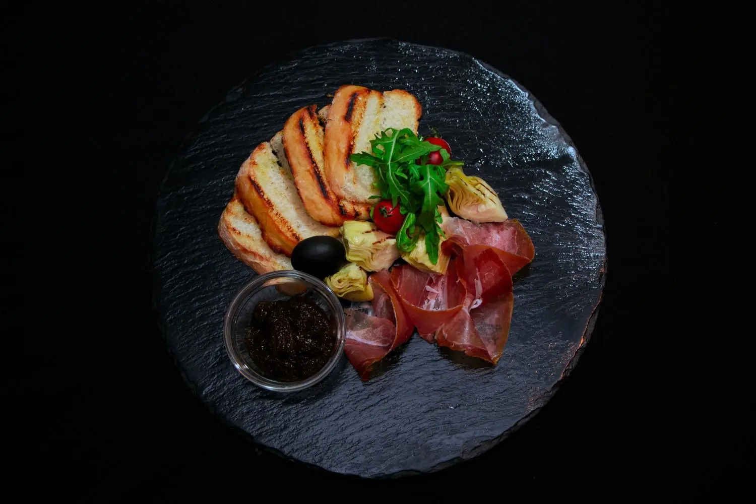 Tapenade francesa con panes y charcutería