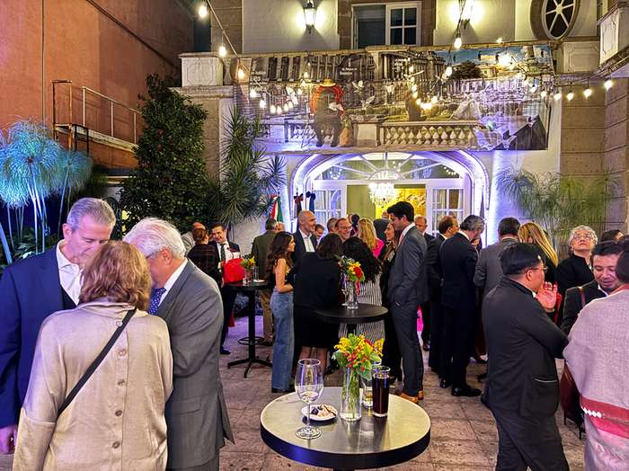 servicio de catering en un evento diplomático en CDMX, con invitados conversando en la zona exterior