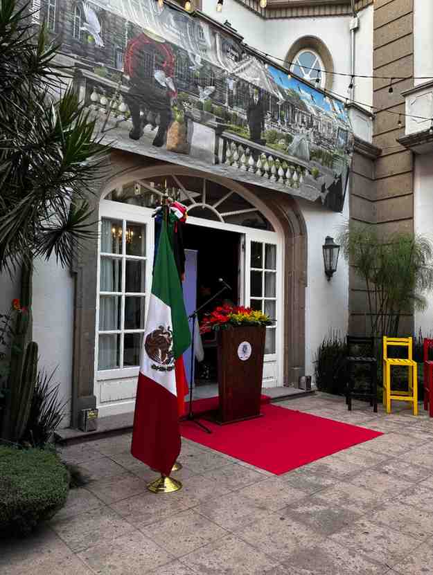 Pupitre oficial de la residencia de la embajada de Bélgica durante el día del rey