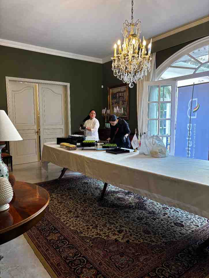 Preparación de una mesa de chocolate durante el montaje de un evento gourmet