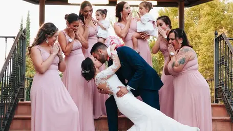 Pareja de recién casados celebrando su boda con invitados sorprendidos, ejemplo de evento privado organizado por L’Atelier de Cuisine en CDMX.