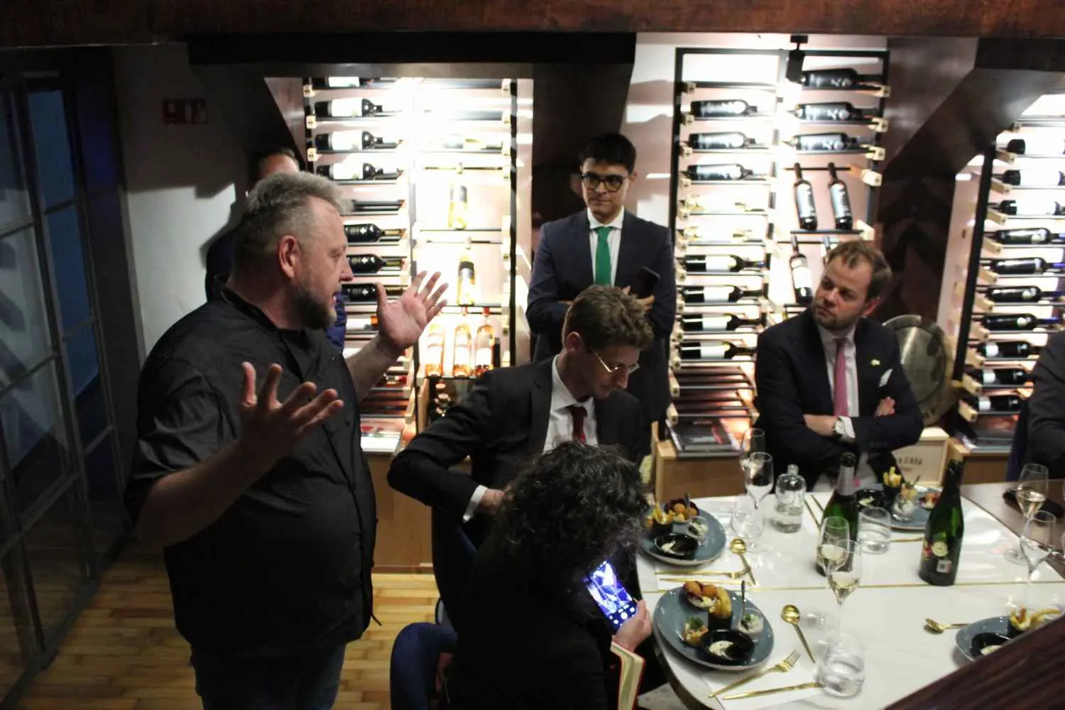 Recepción diplomática en un wine bar de CDMX organizada por L’Atelier de Cuisine para embajadas.