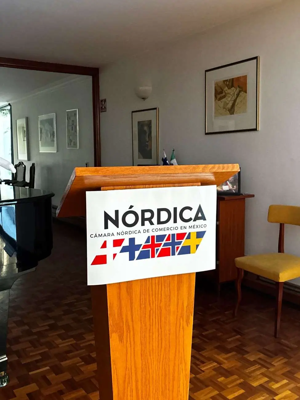 Pupitre institucional durante el encuentro empresarial organizado por la Cámara Nórdica en la Ciudad de México. Pupitre con el logotipo de la Cámara Nórdica durante encuentro empresarial en Ciudad de México