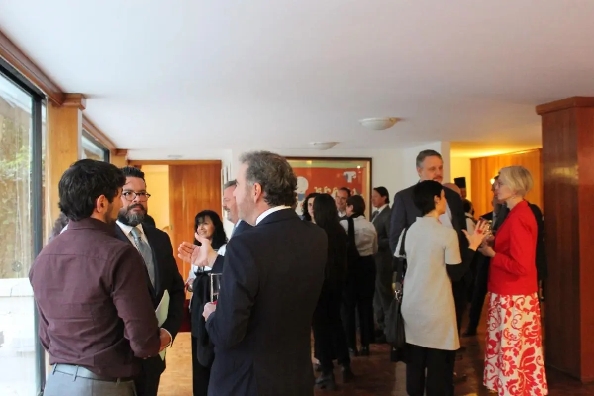 Espacio de diálogo y conexión profesional durante el encuentro organizado por la Cámara Nórdica. Invitados conversando durante el encuentro empresarial de la Cámara Nórdica en Ciudad de México