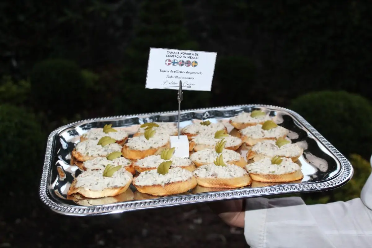 Tostadas con rillettes de pescado presentadas como parte del servicio de bocadillos durante el encuentro empresarial de la Cámara Nórdica en la Ciudad de México. Tostadas con rillettes de pescado ofrecidas durante el encuentro empresarial de la Cámara Nórdica en la Ciudad de México.