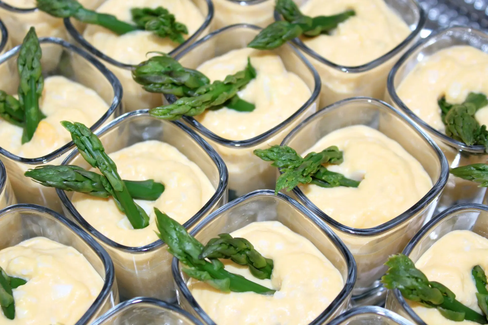 asperges a la flamenca, especialidad tradicional de la gastronomía belga
